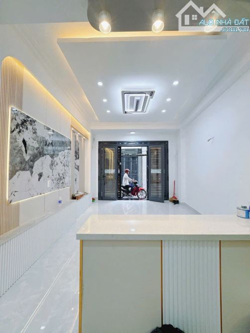 BÁN NHÀ ĐẸP 3 TẤM CÁCH MẶT TIỀN HOÀNG DIỆU 3 CĂN Ngang 4 Dài 9,5 Giá 5Tỉ Nhĩnh Sổ Riêng - 2