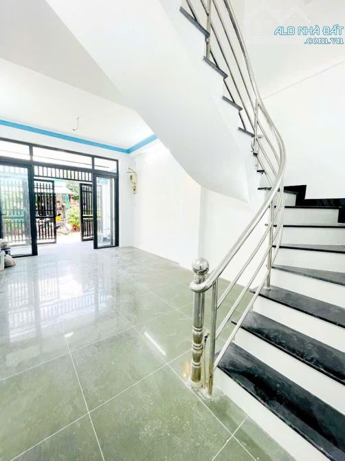Chỉ 5.5 tỷ nhà 3 tầng giáp Q6 khu Bình Phú hẻm 8m 50 nguyễn quý yêm - 2