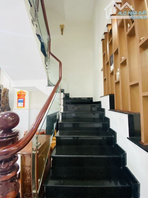 Nhà 3 lầu Đ Võ Thị Sáu - Đông Hoà - Tp HCM. 4p ngủ, 5ty650 - 2