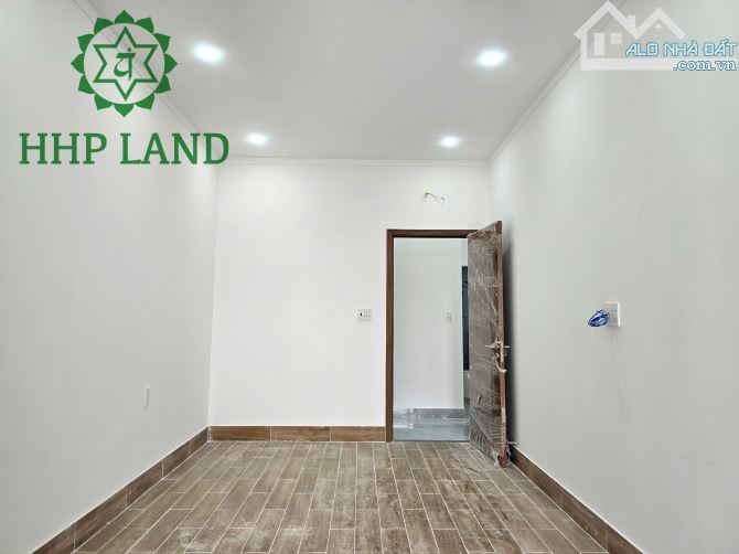 Bán nhà xây mới 1 trệt 1 lầu cách cầu Bửu Hòa 1km sân oto - 2