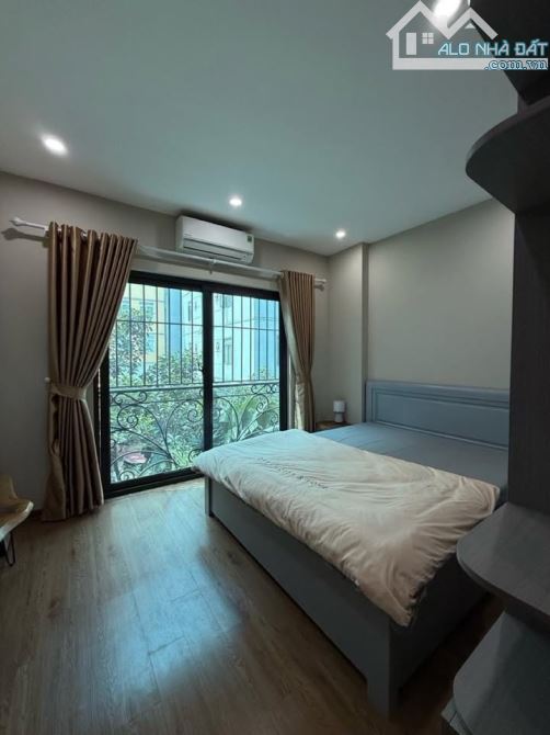 TÒA NHÀ CCMN HOÀNG QUỐC VIỆT - DT 390M2 x 5T - MT 17M-100 TỶ-86 PHÒNG KK-DT 250 TR - 4
