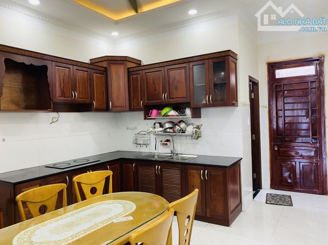 Nhà 3 lầu Đ Võ Thị Sáu - Đông Hoà - Tp HCM. 4p ngủ, 5ty650 - 4