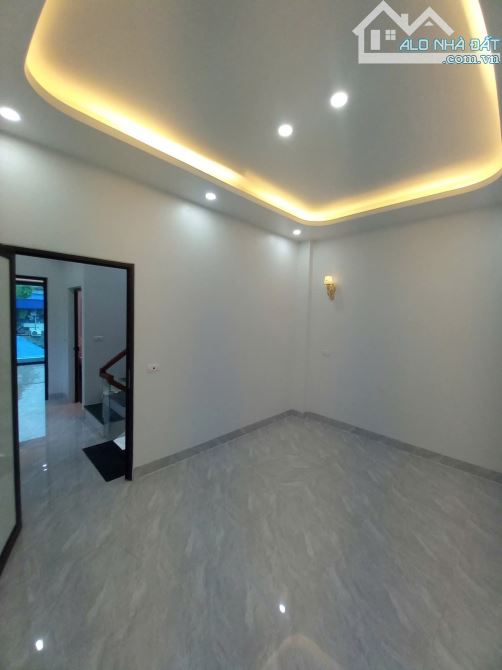 Nhà đẹp 3 tầng xây mới  ngõ nông đường Liên Hà 1 - 10