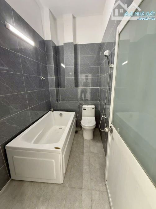 Chỉ 5.5 tỷ nhà 3 tầng giáp Q6 khu Bình Phú hẻm 8m 50 nguyễn quý yêm - 5
