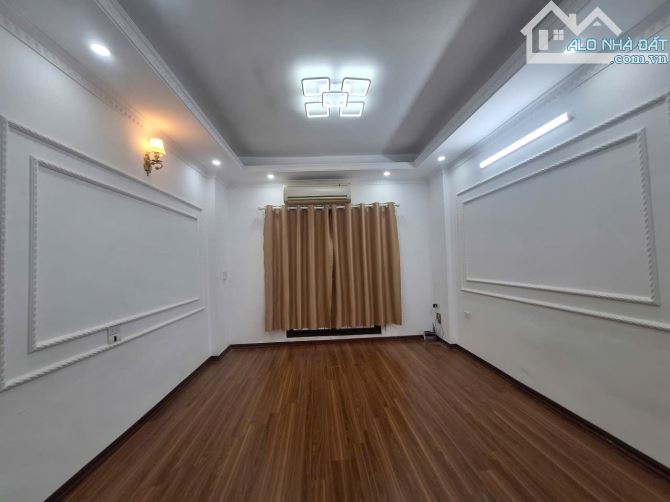 Nhà đẹp nội thất hiện đại giá rẻ nhất ngõ Phố Phúc Lợi DT 30m2 . Giá 5.28 tỷ - 5