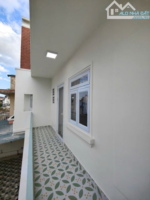 HOMESTAY 2 TẦNG 106M2 NGANG 10,5M 4PN 3WC 2PK SÂN RỘNG RÃI CÁCH CHỢ ĐÀ LẠT 2.3KM GIÁ 8 TỶ - 5