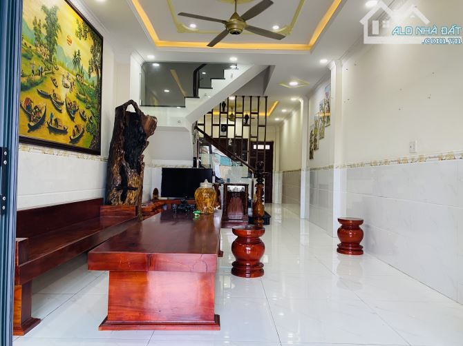 Nhà 3 lầu Đ Võ Thị Sáu - Đông Hoà - Tp HCM. 4p ngủ, 5ty650 - 5