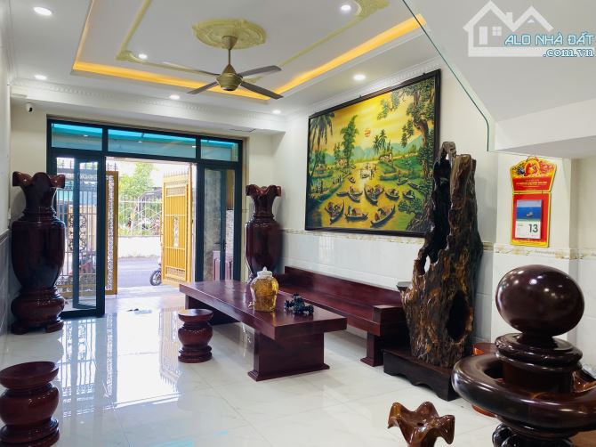 Nhà 3 lầu Đ Võ Thị Sáu - Đông Hoà - Tp HCM. 4p ngủ, 5ty650 - 6