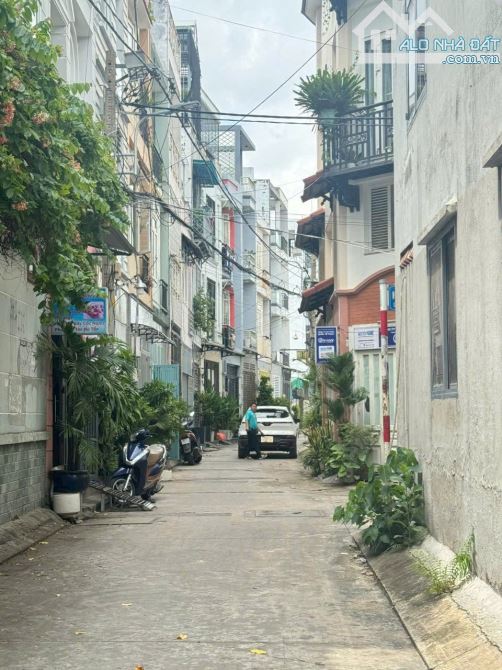 Chỉ 5.5 tỷ nhà 3 tầng giáp Q6 khu Bình Phú hẻm 8m 50 nguyễn quý yêm - 7