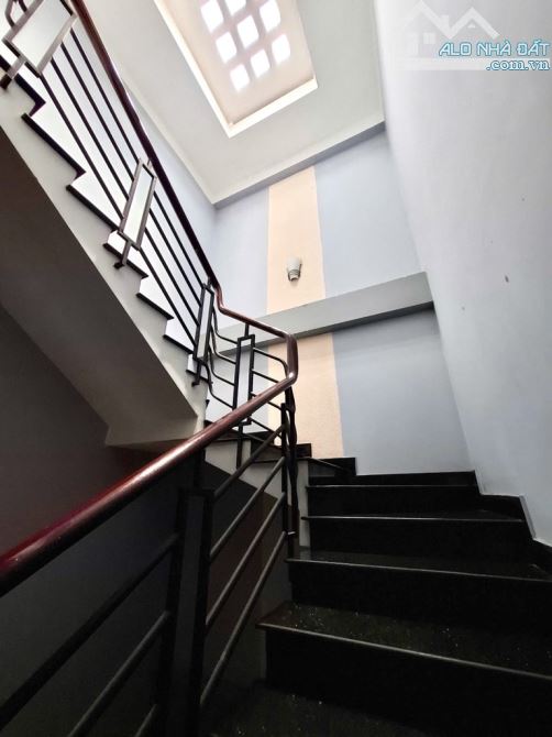 Nhà 4 tầng Mặt tiền đường SONG HÀNH phường ĐHT Q12 dt 76m2 (4,2mx18,2m), Đường 12m - 7