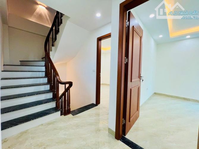 Bán nhà vành đai 3.5 Di Ái 46m2 5 tầng 6 ngủ mặt tiền 5m 2 thoáng ô tô đỗ cổng 5 tỷ 05 - 7