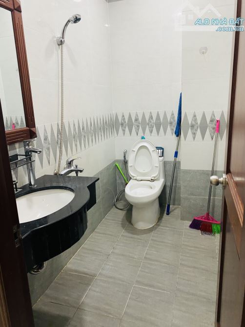 Nhà 3 lầu Đ Võ Thị Sáu - Đông Hoà - Tp HCM. 4p ngủ, 5ty650 - 7
