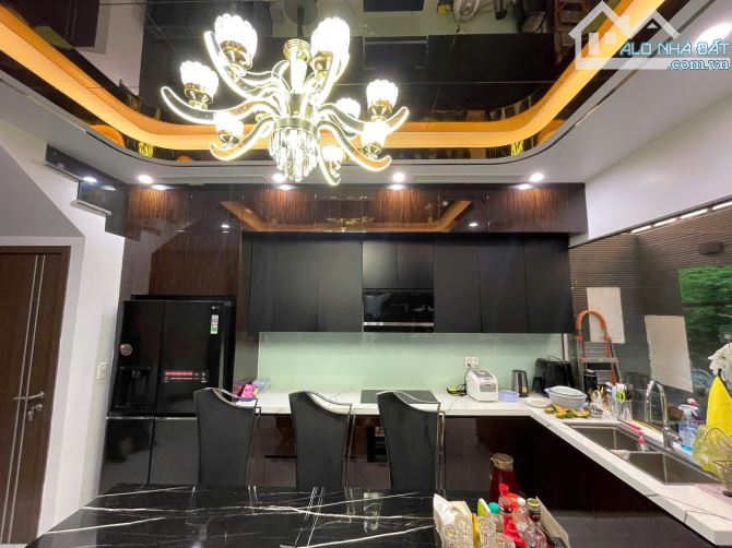 Nhà đẹp đẳng cấp thượng lưu khu phân lô Tô Vũ - 193 Văn Cao. DT 92m² x 5T - 8