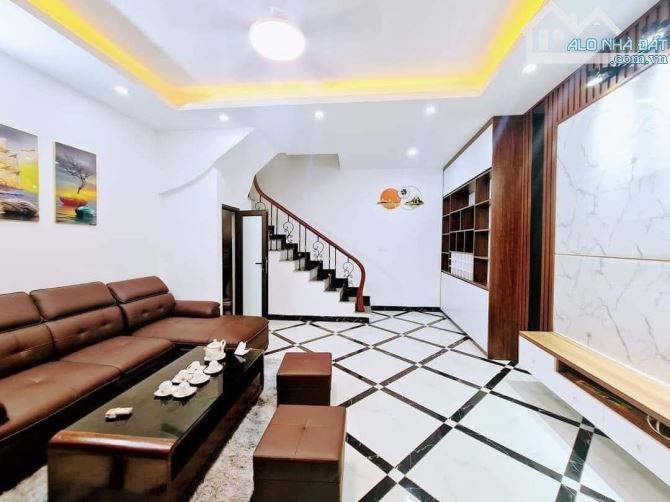 Siêu Phẩm Nhà Đẹp Phố Phan Kế Bính, Ba Đình, Xây 5 Tầng Với DT 32m2 Giá Chào 6.8 Tỷ