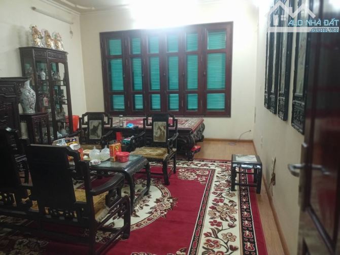 Nhà đẹp ở luôn Lạc Long Quân Cầu Giấy. Sổ vuông 80m, 5 tầng MT5m Giá 26 tỷ Ngõ ô tô tránh