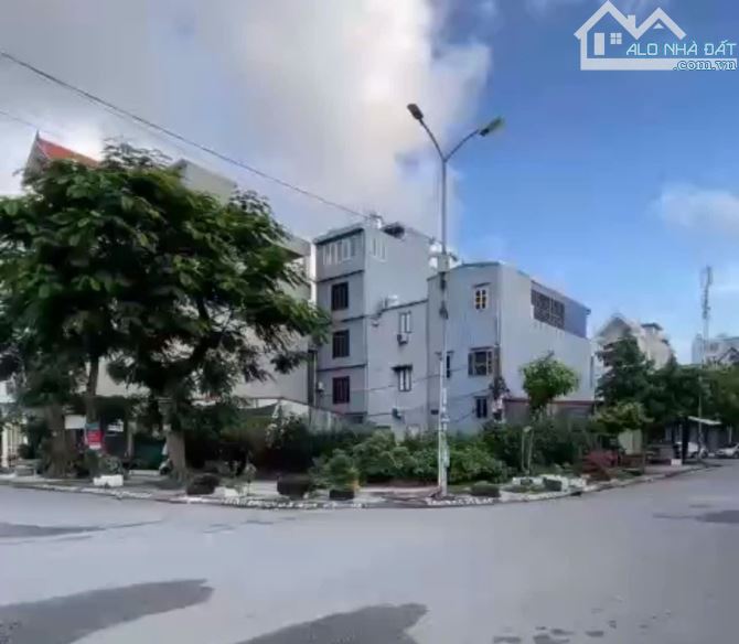 Lô góc mặt đường đôi 30m Lô 9 MR Lê Hồng Phong - Đông Băc, Tây Bắc - 5,86 tỷ thoả thuận