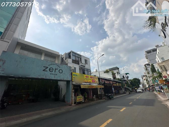 NGỘP BANK CẦN BÁN RẤT GẤP MẶT TIỀN TRẦN HƯNG ĐẠO,Q1. DT 10X30M, 3TẦNG, HĐ THUÊ 130TR/