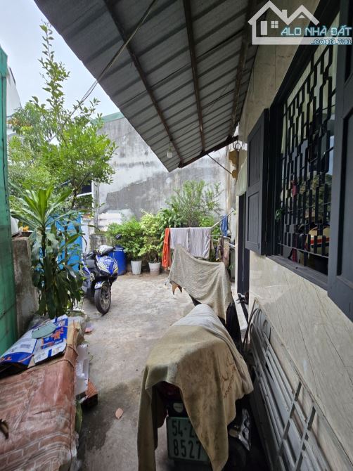Bán nhà cũ ngang 8.5m tiện xây biệt thự,xe hơi vào nhà.Phường Bình Thuận,Quận 7.Giá 12.5 T