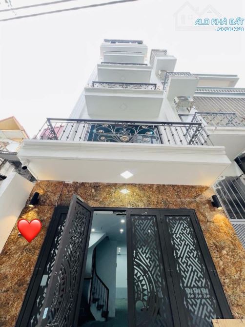 Nhà Giải Phóng, 6 tầng kinh doanh, thang máy, dòng tiền, 10 phòng kín,