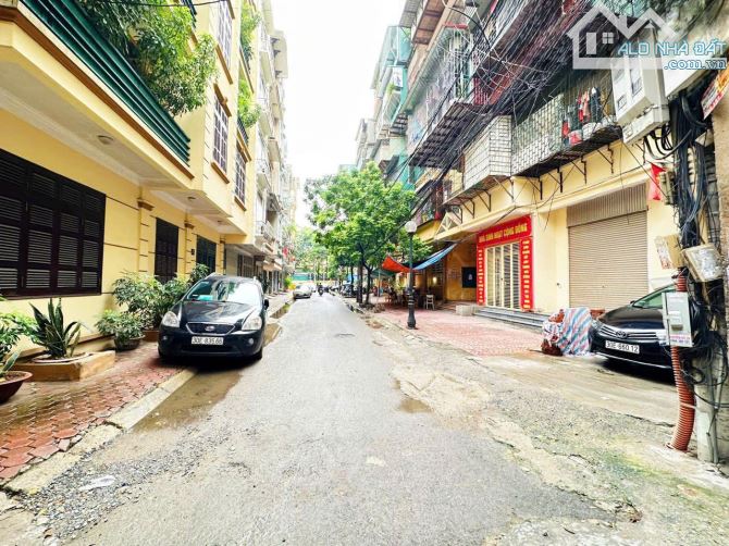 Mặt phố-Lô góc -Vip Cầu Giấy Dt 122m2 5 tầng Mt 10m Giá 23 tỷ