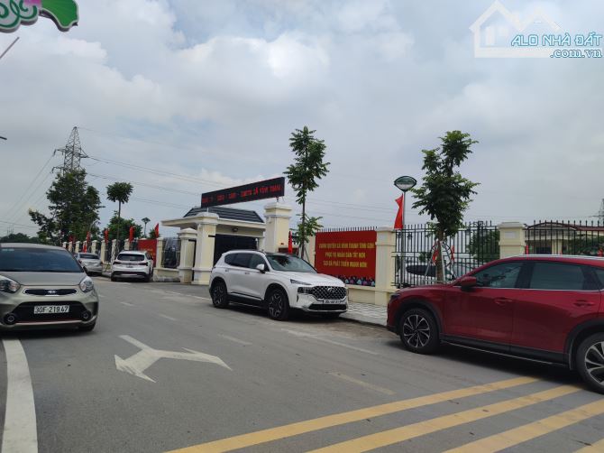ĐỐI DIỆN TP THÔNG MINH - 3 OTO TRÁNH VỈA HÈ RỘNG KINH DOANH