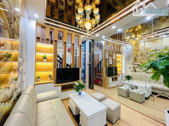 Bán nhà cạnh đại học thương mại, xây mới, thang máy nhập, gần ô tô, tiện ích.