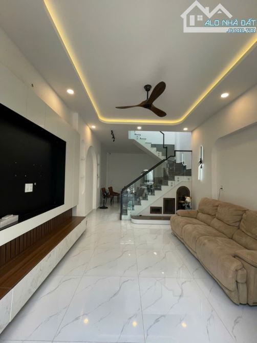 Bình Tân,Nhà mới đẹp 3 tầng,hẻm ô tô thông, Khu vip Tên lửa, giá rẻ.