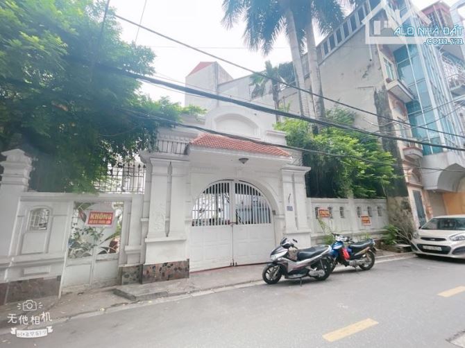 BÁN NHÀ PHỐ HOA BẰNG CẦU GIẤY 50 TỶ DT 230M MT 10M 6T THÔNG SÀN THANG MÁY VỈA HÈ KINH DOAN
