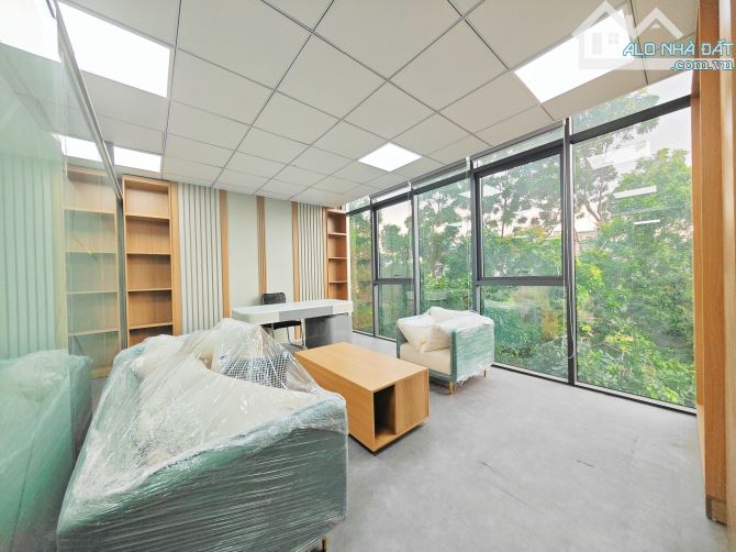 Cho thuê văn phòng Chùa Láng - Đống Đa 100m2 chỉ 18tr full nội thất bãi oto cách 3 bước