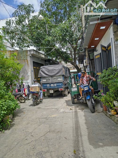 NHÀ MỚI DỌN VÔ Ở NGAY - 2 TẦNG - HẺM XE HƠI - NGAY TRUNG TÂM XUÂN THỚI ĐÔNG - HÓC MÔN - GI - 11
