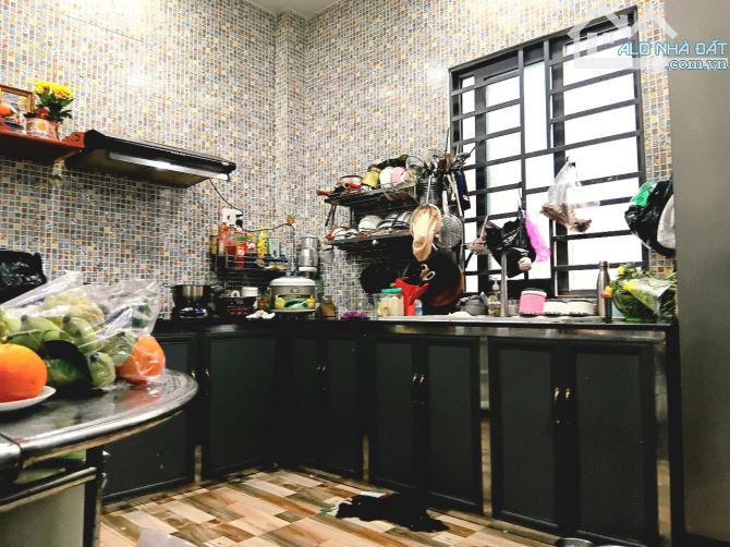 Nhà bán: đường Nguyễn Bá Tồng. Q Tân Bình. DTSD 72m2. 4 tầng. Giá 10,5 tỷ - 11