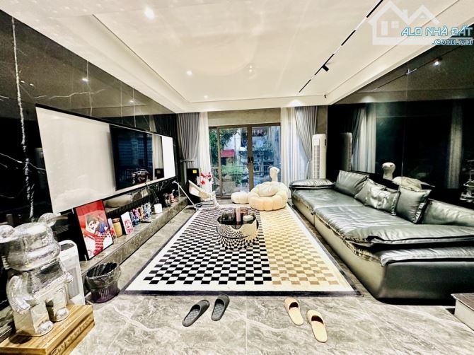 Bán nhà Nguyễn Văn Cừ 6 tầng thang máy, full nội thất 5 sao, gần phố giá 13 tỷ hơn - 1