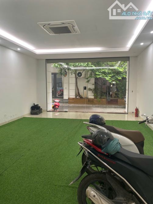 Cho thuê nhà đường Nguyễn Tuân, Thanh Xuân. DT 75m, 6 tầng, Thông sàn, có thang máy. Giá 4 - 1