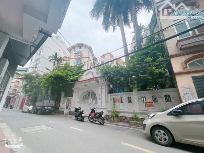BÁN NHÀ PHỐ HOA BẰNG CẦU GIẤY 50 TỶ DT 230M MT 10M 6T THÔNG SÀN THANG MÁY VỈA HÈ KINH DOAN - 1