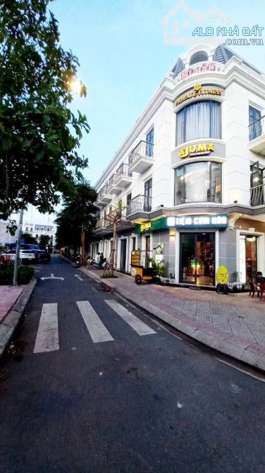 Bán Shophouse 4 tầng TTTM Vincom Plaza Quảng Ngãi - 1