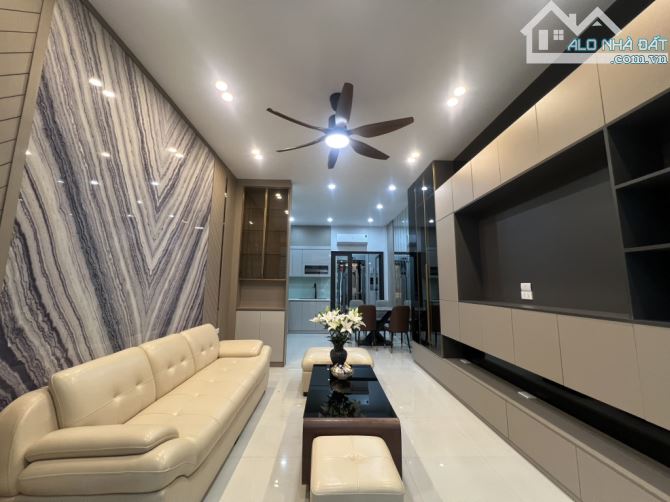 EM CẦN BÁN CĂN NHÀ VÙA HOÀN THIỆN TẠI BỒ ĐỀ - HỒNG TIẾN 55M ,6 TÀNG THANG MÁY HƠ 12 TỶ - 14
