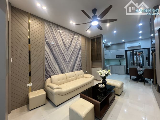 EM CẦN BÁN CĂN NHÀ VÙA HOÀN THIỆN TẠI BỒ ĐỀ - HỒNG TIẾN 55M ,6 TÀNG THANG MÁY HƠ 12 TỶ - 16