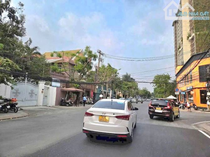 Cho thuê Villa 800m2 – MT Nguyễn Văn Hưởng,Thảo Điền, Quận 2 - 23mx33m-1T 2L 8P-235 Triệu - 2