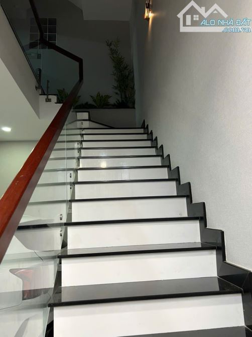 bán nhà hxh đường Nguyễn Minh Hoàng Q.Tân Bình--DT: 9x10m- 4 tầng- Giá 17 tỷ - 2