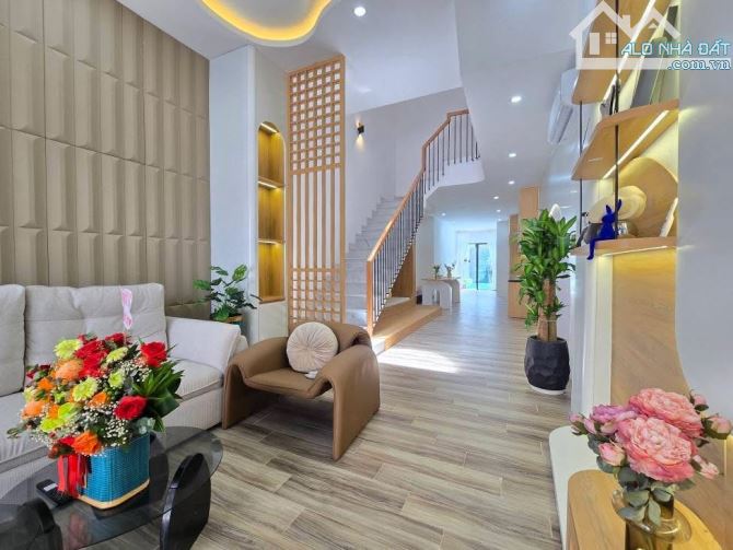 Bán nhà mt Nguyễn Hữu Dật, Q Hải châu đường 10m5 - 2