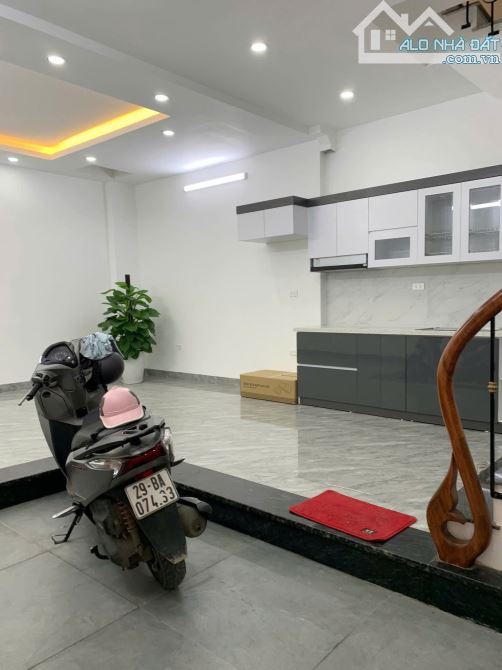 Bán nhà Đội Cấn quận Ba Đình - sổ đỏ 40m2 - nhà 5 tầng - giá chỉ 8,5 tỷ. - 2