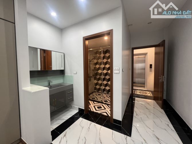 EM CẦN BÁN CĂN NHÀ VÙA HOÀN THIỆN TẠI BỒ ĐỀ - HỒNG TIẾN 55M ,6 TÀNG THANG MÁY HƠ 12 TỶ - 2