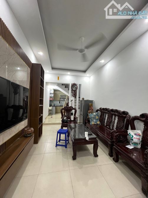 Bán nhà Hồng Mai 43m2, 4T, mt 3.4m oto đỗ cửa, ngõ thông kdoanh, 2 thoáng. Giá 13.85 tỷ - 2