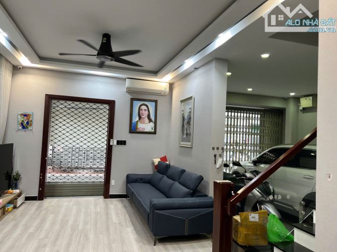 bán nhà hxh đường Nguyễn Minh Hoàng Q.Tân Bình--DT: 9x10m- 4 tầng- Giá 17 tỷ - 3