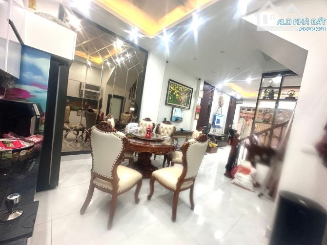 Bán nhà Yên Lạc 47/54m2, 5T, mt 4.5m lô góc, ngõ thông phân lô, oto vào nhà. Giá 15.6 tỷ