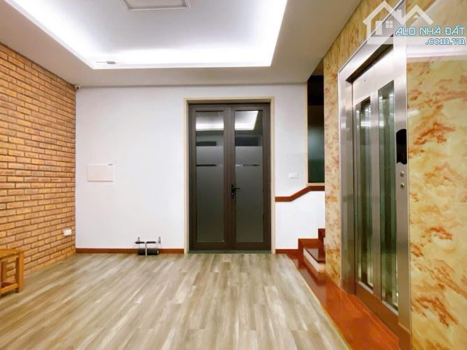 Bán nhà Kđt Việt Hưng, 3 ô tô tránh, vỉa hè rộng, mặt tiền lớn. Giá chỉ 200tr/m2 - 3