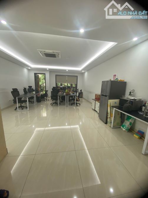 Cho thuê nhà đường Nguyễn Tuân, Thanh Xuân. DT 75m, 6 tầng, Thông sàn, có thang máy. Giá 4 - 4