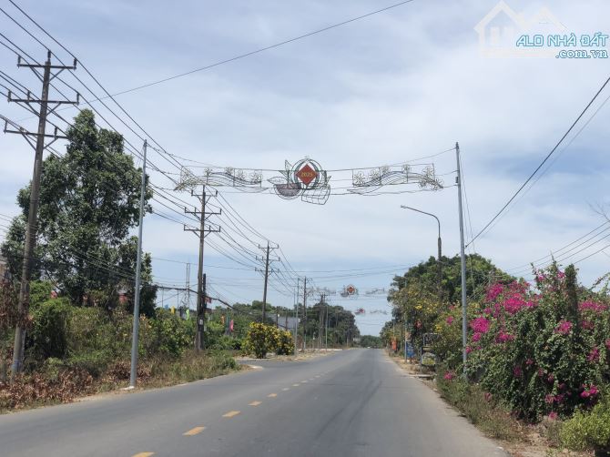 Đất 2 mặt tiền đường ven biển- có 1 không 2- dt: 750m2- 450 thổ cư- 2 mt trước sau- sổ sẵn - 4