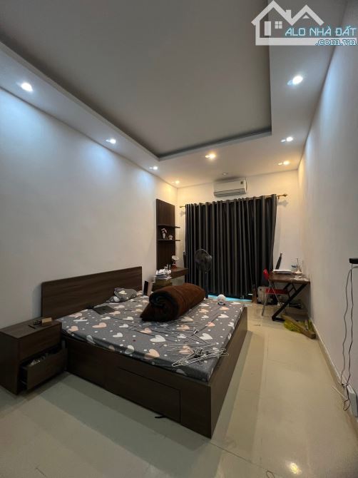 Bán nhà Hồng Mai 43m2, 4T, mt 3.4m oto đỗ cửa, ngõ thông kdoanh, 2 thoáng. Giá 13.85 tỷ - 5