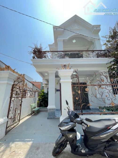 Bán Nhà Biệt Thự Đẹp 90m2, Ngang 6m - UBND Nhà Bè - Đường Nguyễn Bình - Chỉ 4,3 Tỷ - 5